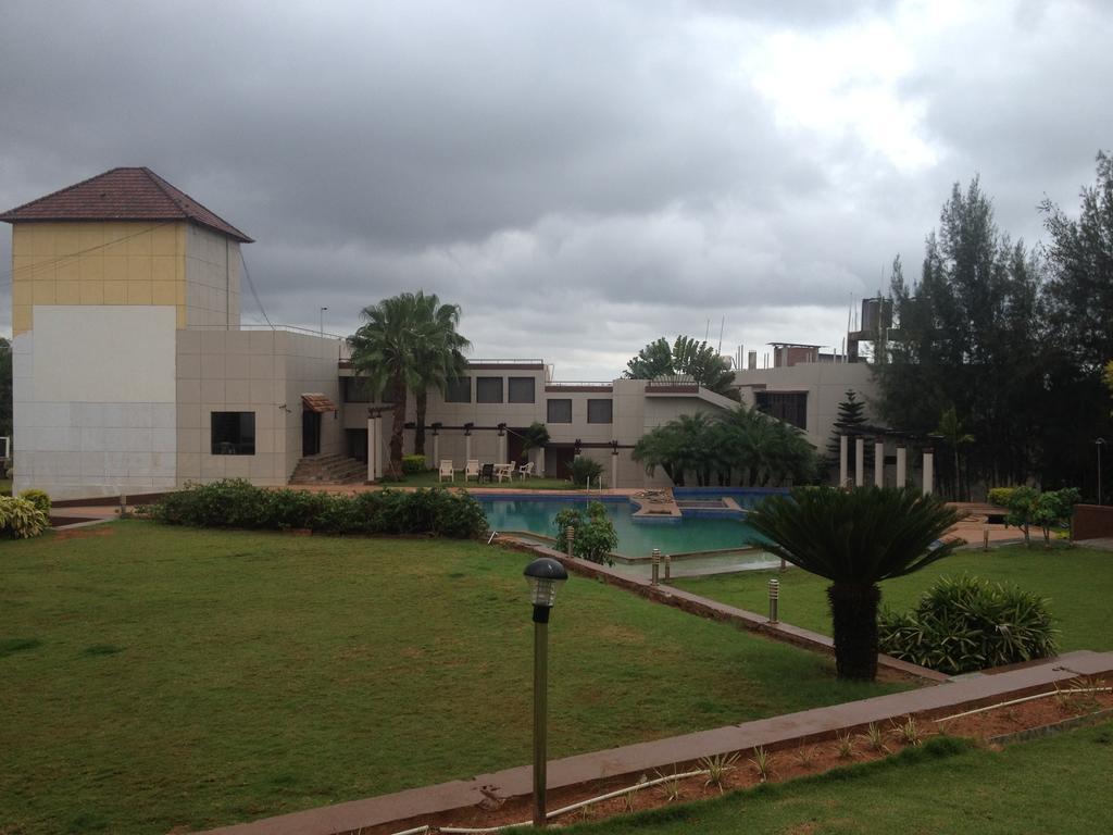 Cotton County Club And Resort Hubli Bilik gambar
