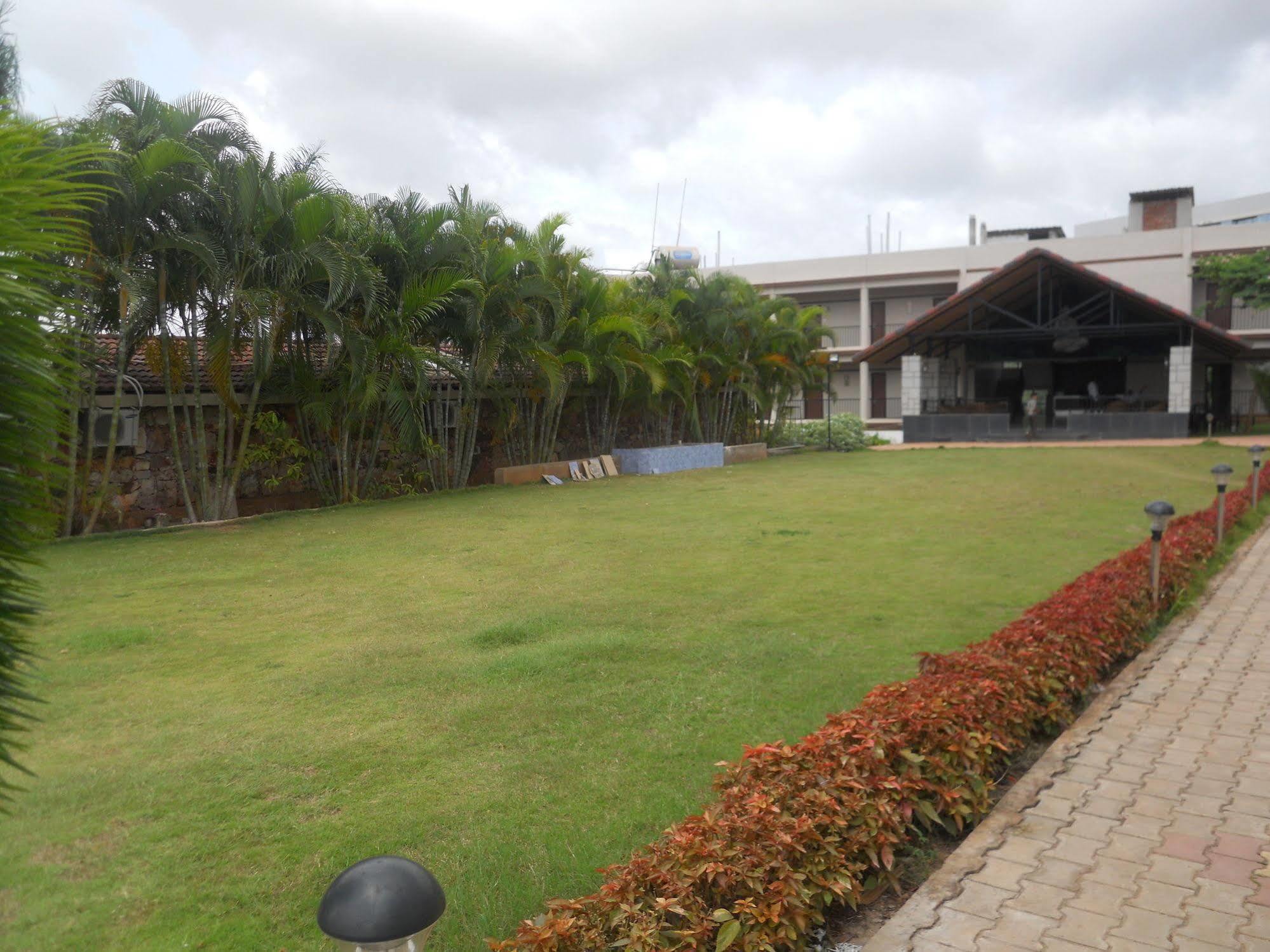 Cotton County Club And Resort Hubli Luaran gambar